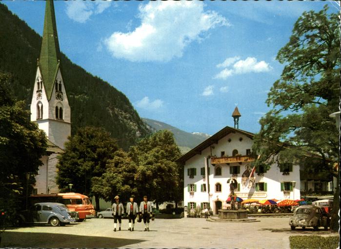 Mayrhofen Zillertal Dorfplatz Maenner in Tracht Autos Bus