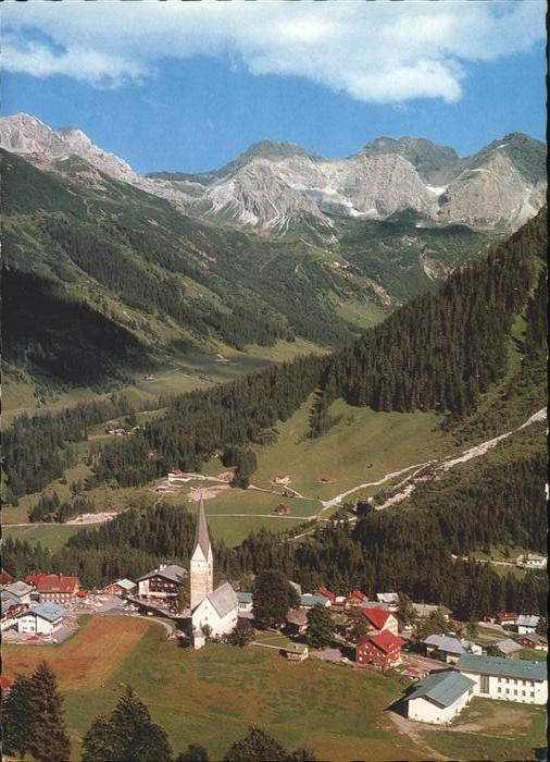 Mittelberg Kleinwalsertal Panorama mit Schafalpenkoepfen Kirche
