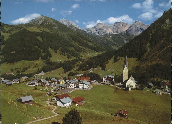 Mittelberg Kleinwalsertal Ortsansicht mit Kirche Schuesser Hammerspitze Schafalp