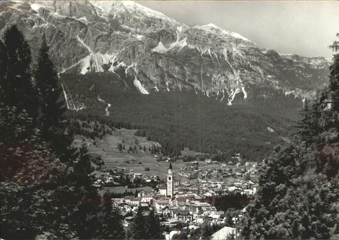 Cortina d Ampezzo Stadtblick mit Alpenpanorama