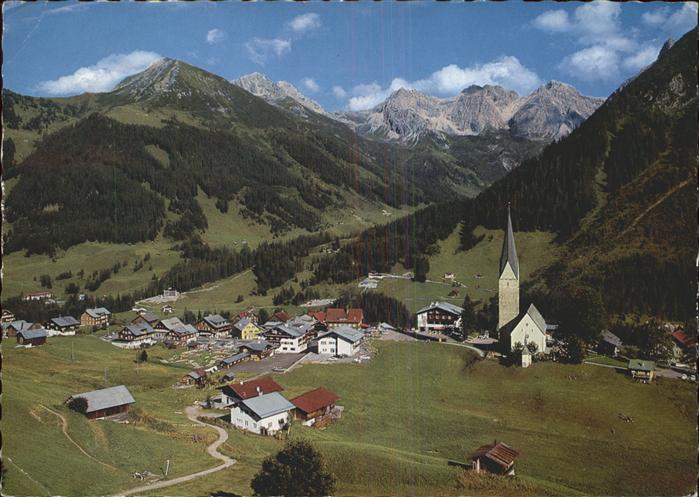 Mittelberg Kleinwalsertal Panorama mit Schuesser Hammerspitze und Schafalpen