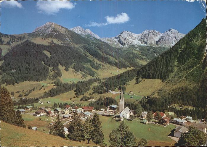 Mittelberg Kleinwalsertal mit Hammerspitze und Schafalpen