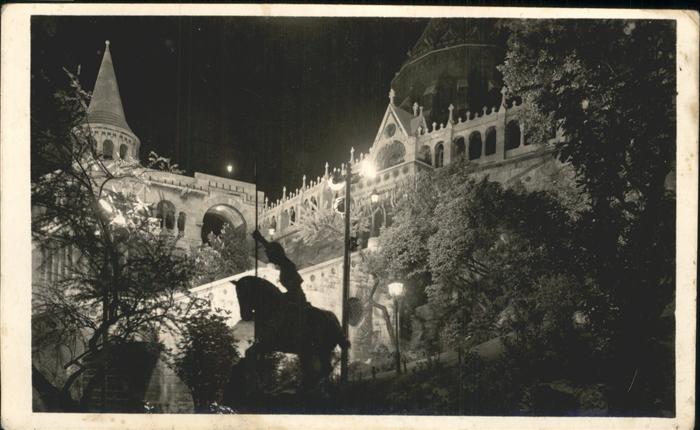 Budapest beleuchtete Fischerbastei bei Nacht