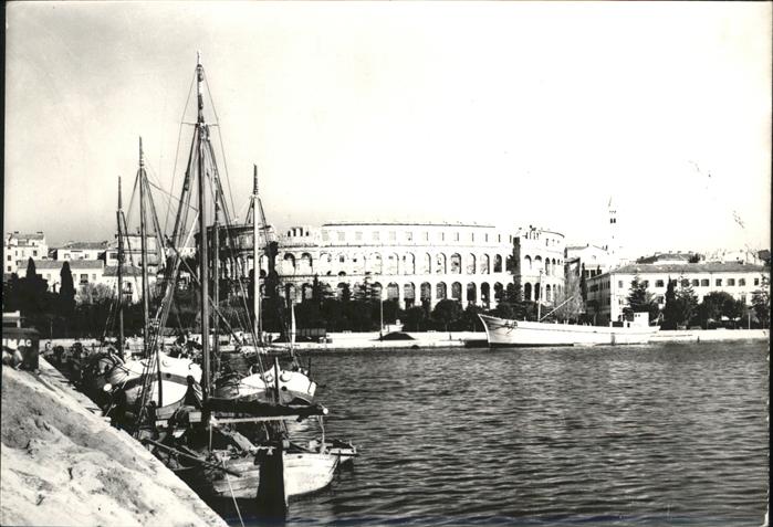 Pola Pula Croatia Hafen Fischerboot Arena