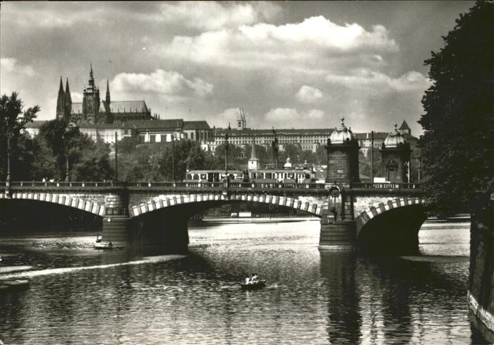 Praha Prahy Prague Chateau de Hradcany Burg Moldau Bruecke