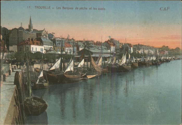 Trouville-sur-Mer Barques de peche et les quais Fischerbo