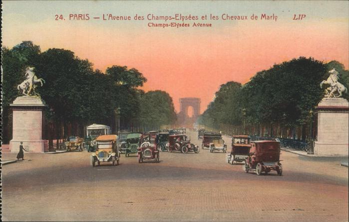 Paris Avenue des Champs Elysees et les Chevau