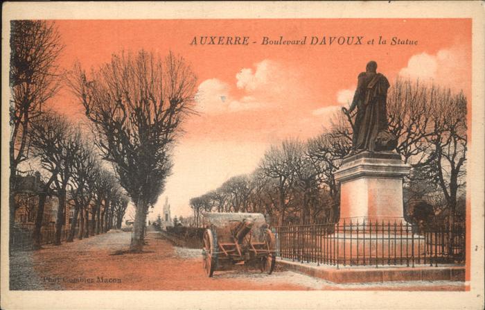 Auxerre Boulevard Davoux et la Statue Monument
