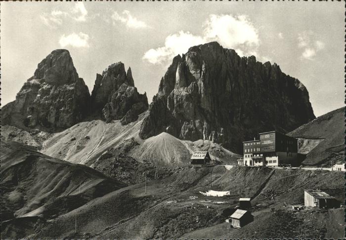 Passo Sella mit Albergo Maria Flora