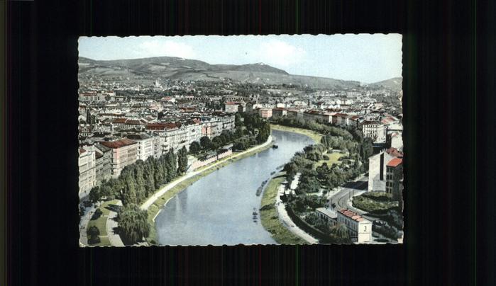 Wien Donaukanal mit Kahlenberg und Leopoldsberg