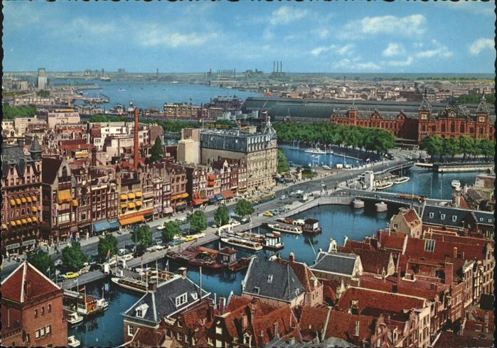 Amsterdam Niederlande Damrak met gezicht op het Y. Bruecke Schiff Hafen
