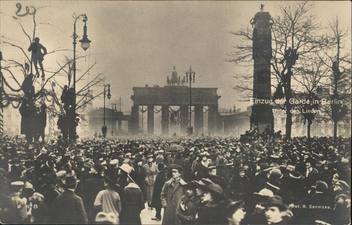 Brandenburgertor Gardeeinzug Berlin Unter den Linden