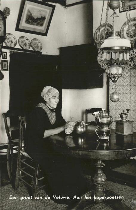 Niederlande Veluwe Aan het koperpoetsen