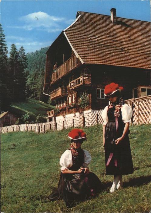 Schwarzwald Trachtenmädchen vor einem Schwarzwaldha