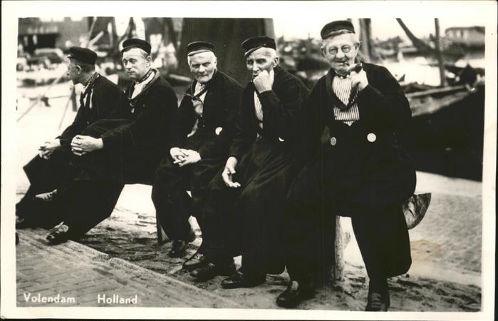 Volendam Maenner in Tracht am Hafen
