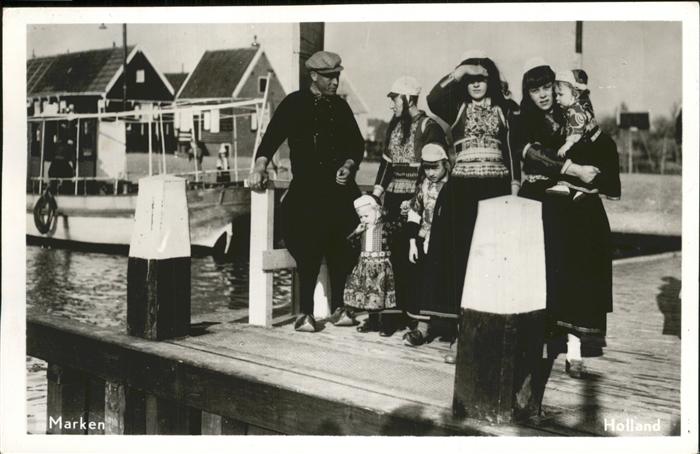 Marken Frauen u.Kinder in Tracht am Hafen