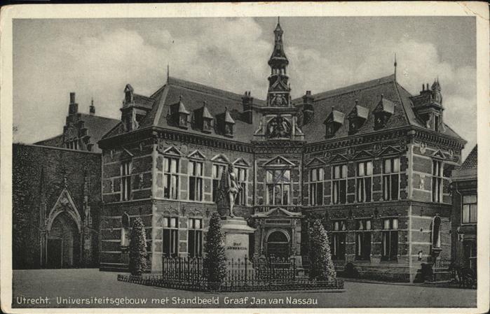Utrecht Universiteitsgebouw met Standbeeld Graaf Jan van Nassau