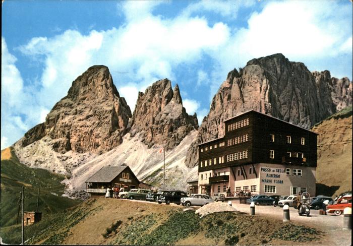 Canazei Rifugio Maria Flora al Passo di Sella con il Sassolungo Dolomiti Sellajo