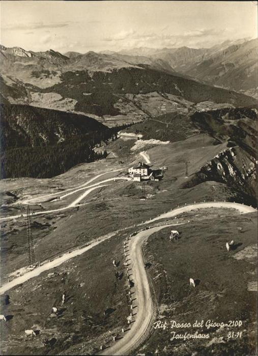 Passo del Giovo Jaufenpass Passo del Giovo Bergrestaurant Alpenpanorama