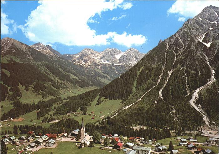 Mittelberg Kleinwalsertal mit Kuhgehrenspitze Hammerspitze Schafalpen und Zwoelf