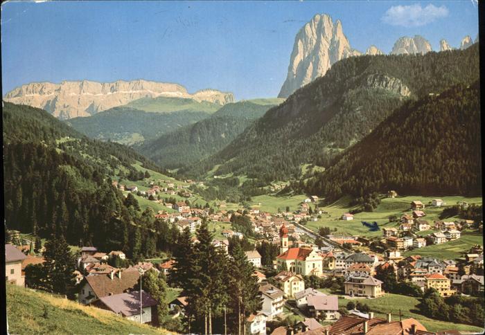 St Ulrich Groeden Tirol Hauptort des Groednertals mit Sellastock und Langkofelgr