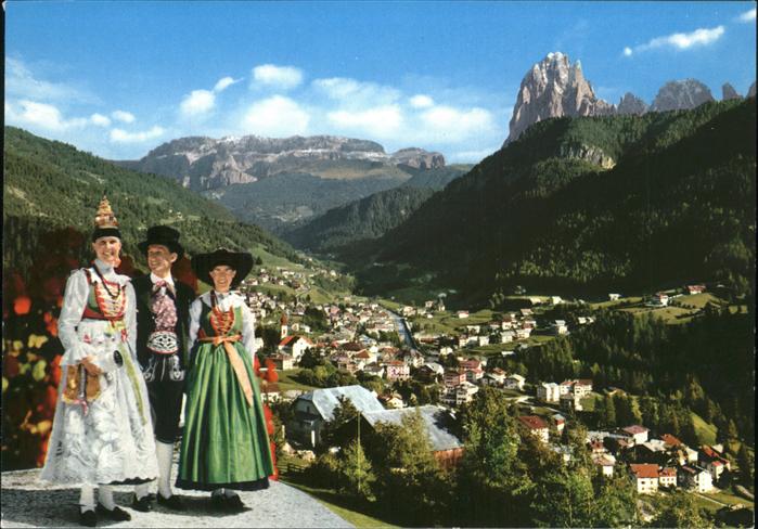 St Ulrich Groeden Tirol mit Groedner Trachten