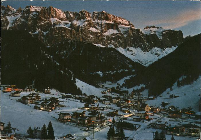 Wolkenstein Groeden im Winter bei Abendstimmung