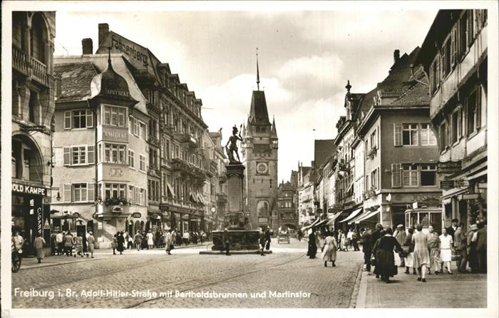Freiburg Breisgau AH Strasse mit Bertholdsbrunnen und Martinstor