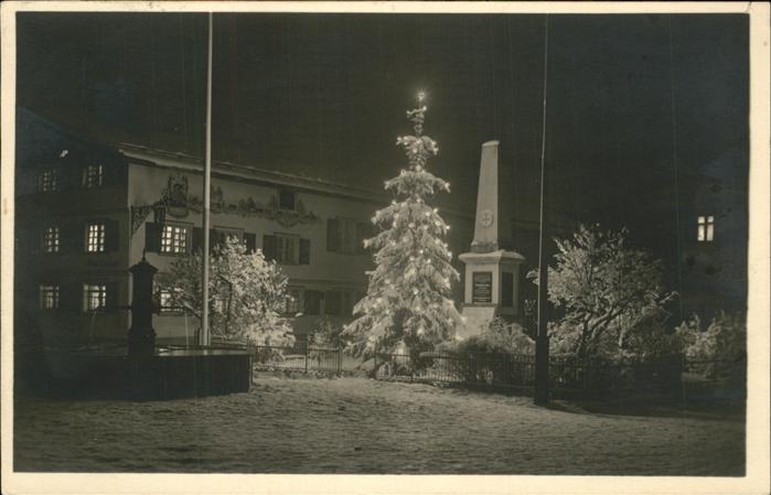 Oberstaufen Oberallgaeu Bayern Christbaum am Marktplatz