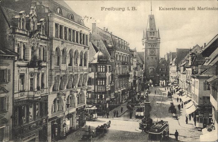 Freiburg Breisgau Kaiserstrasse mit Martinstor und Bertholdsbrunnen