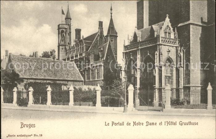 Bruges BRUGGE Belgie Le Portail de Notre Dame et l Hotel Gruuthuse