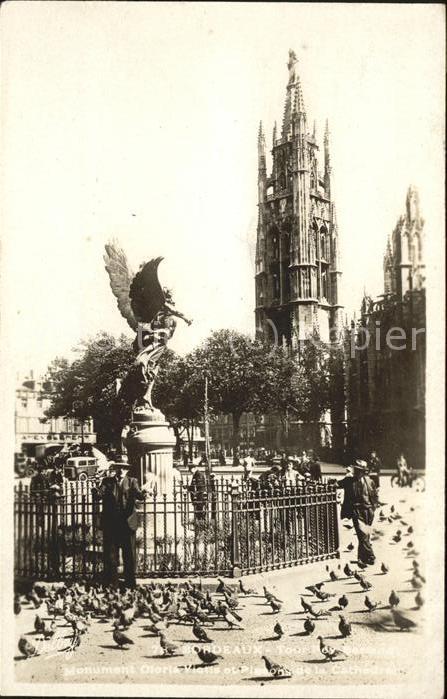 Bordeaux Monument Gloria Viotis et Pigeons de la