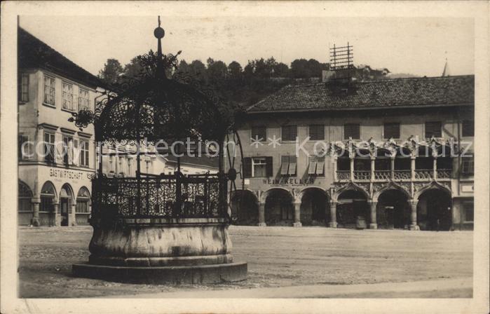 Bruck Mur Hauptplatz mit Kornmesserhaus Historischer eiserner Brunnen
