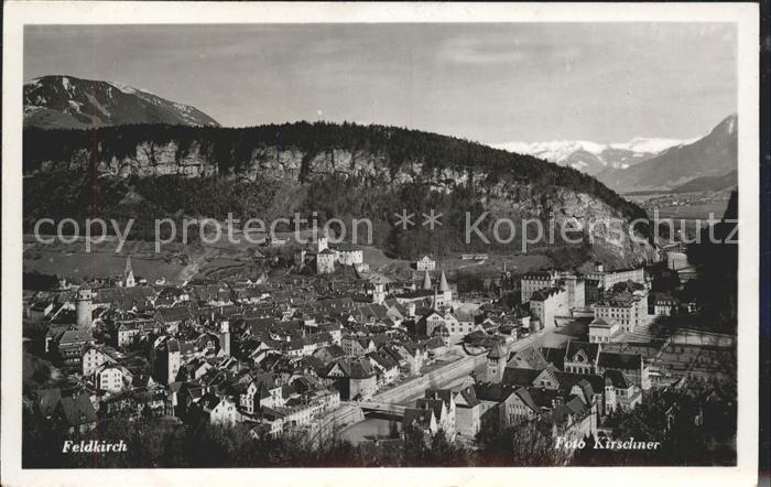 Feldkirch Vorarlberg Blick ueber die Stadt mit Schattenburg Alpenpanorama