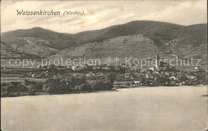 Weissenkirchen Wachau Ortsblick mit Donau