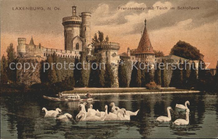 Laxenburg Franzensburg mit Schwanenteich im Schlosspark