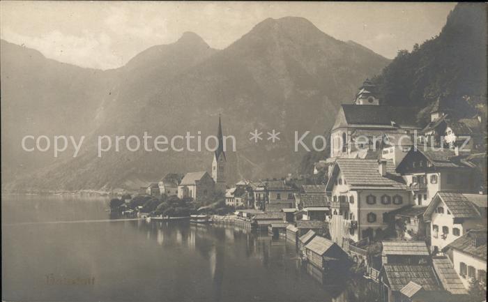 Hallstatt Austria Ortsansicht mit Kirche Hallstätter See
