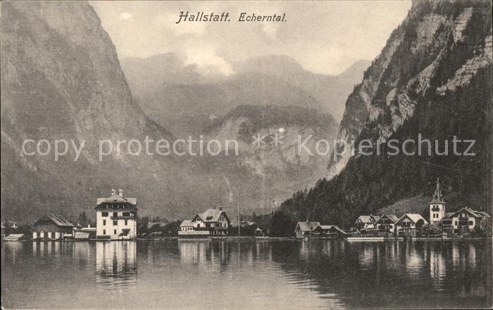 Hallstatt Austria Ortsansicht vom Hallstätter See aus Bli