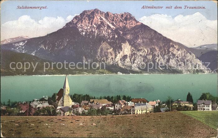 Altmuenster Salzkammergut Ortsansicht mit Kirche am Traunsee mit dem Traunstein