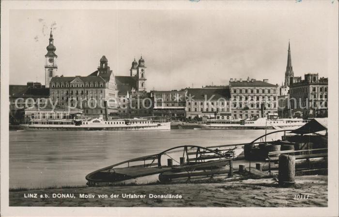 Linz Donau Motiv von der Urfahrer Donaulaende Dampfer Landungsplatz Dom Kirche