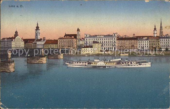 Linz Donau Partie an der Donau Bruecke Dampfer
