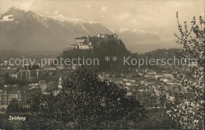 Salzburg Oesterreich Stadtblick mit Festung Hohensalzburg