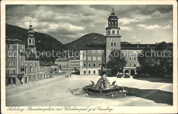 Salzburg Oesterreich Residenzplatz mit Glockenspiel Gaisberg