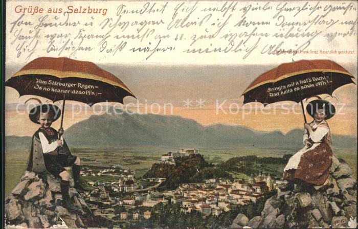 SALZBURG  AT Stadtblick mit Festung Hohensalzburg Kinder mit Regenschirmen