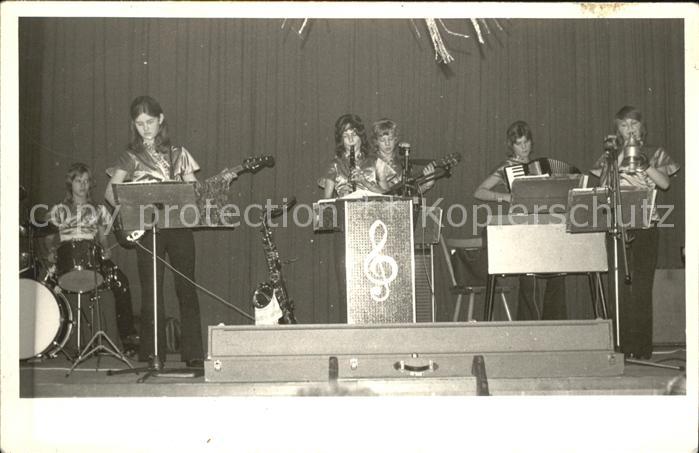 Musikanten Gitarre Akkordeon Schlagzeug Saxophon F