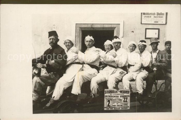 Salzbergwerk Dürrnberg Bergbahn Gruppenfoto Schandal