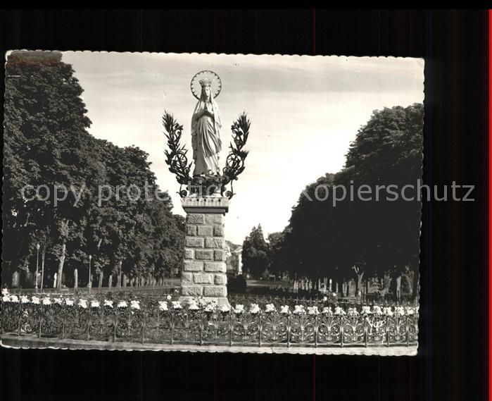 Lourdes Hautes Pyrenees La Vierge couronnee