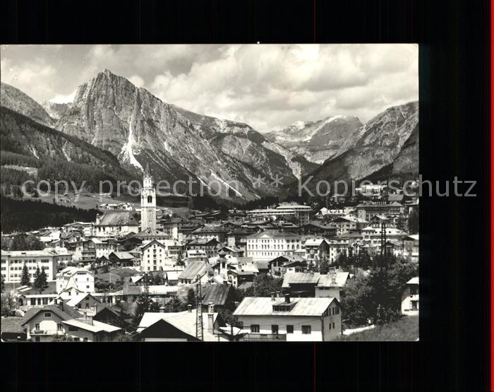 Cortina d Ampezzo Ortsansicht mit Kirche Col Rosa Croda del Becco Dolomiten