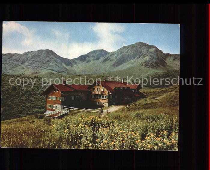 Schwarzwasserhuette mit Ochsenhofer Scharte und Gruenhorn Schutzhuette Allgaeuer