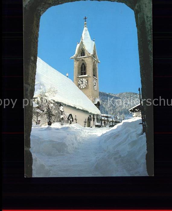 Serfaus Tirol Ortspartie an der Kirche Wintersportplatz